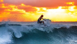 Surf v zapadu slunce